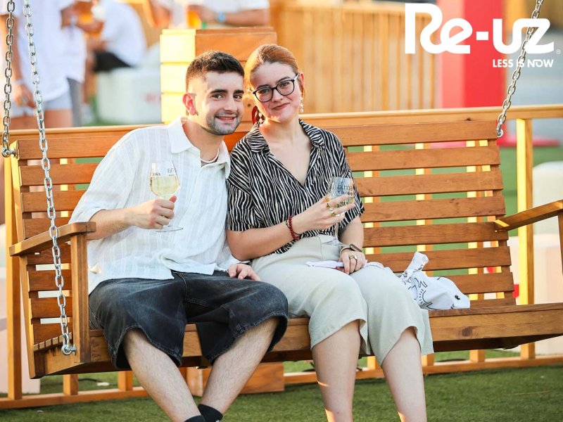 Brindisi con bicchieri riutilizzabili al festival Alma Occident