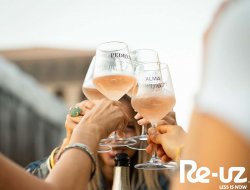 Brindisi con bicchieri riutilizzabili al festival Alma Occident