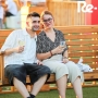 Brindisi con bicchieri riutilizzabili al festival Alma Occident