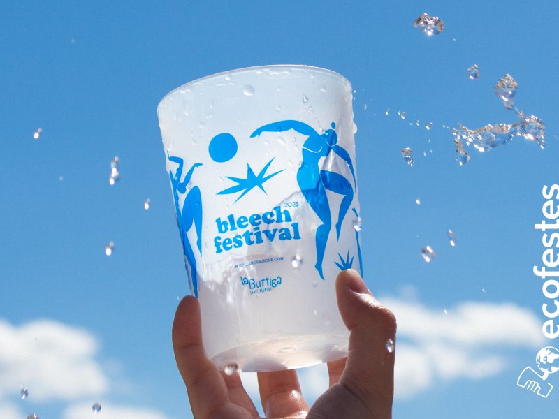 Bleech Festival celebra un evento senza plastica con bicchieri riutilizzabili