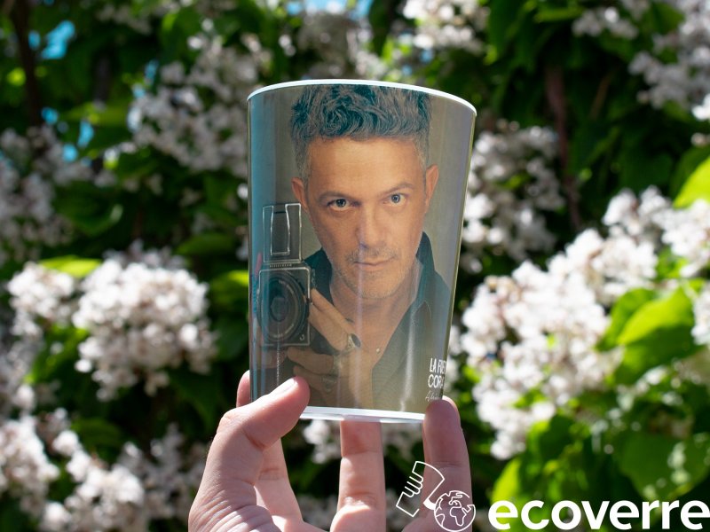L'artista Alejandro Sanz e Reforesta piantano 3.900 alberi con i benefici delle bicchieri riutilizzabili