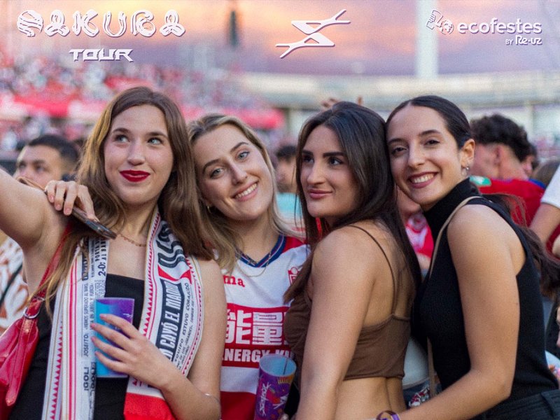 Saiko porta con sé bicchieri riutilizzabili nel suo tour Galactico!