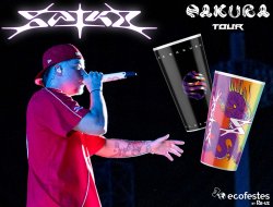 Saiko porta con sé bicchieri riutilizzabili nel suo tour Galactico!