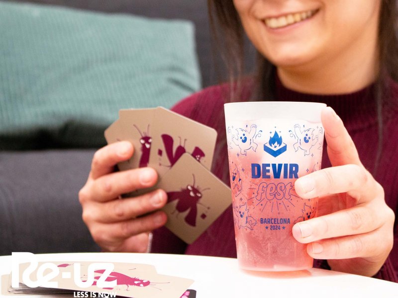 Il Devir regala tazze riutilizzabili al loro festival!